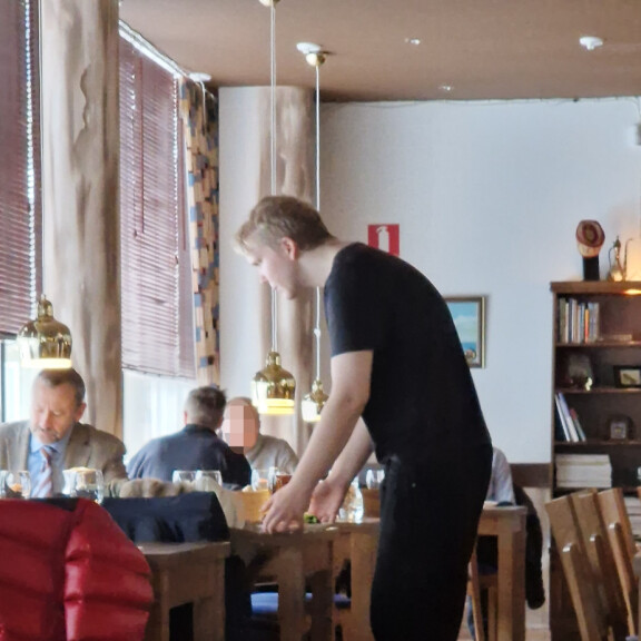 Aleksanteri Kivimäki söi lounasta asianajajansa sekä erään naishenkilön seurassa. Hän saapui lounasravintolaan klo 11:51.