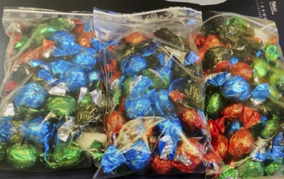 Näiden konvehtipussien sisältä Pepi löysi 1,6 kiloa metafetamiinia.
