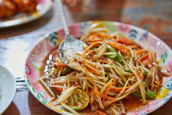 Som tam jakaa ruokalajina mielipiteitä, sillä monelle thaimaalainen papaijasalaatti voi olla aivan liian tulista.
