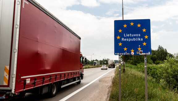 Via Baltica tunnetaan paikoin villistäkin liikennekulttuuristaan. Kuva Liettuan rajalta.