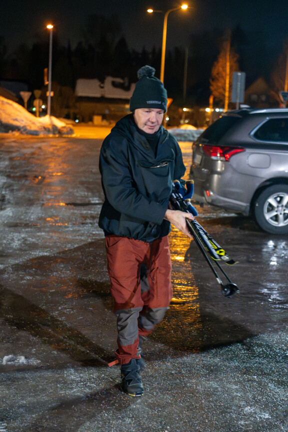 Kello lähenee jo puoltayötä, kun Pekka Haavisto nappaa sukset kainaloonsa.