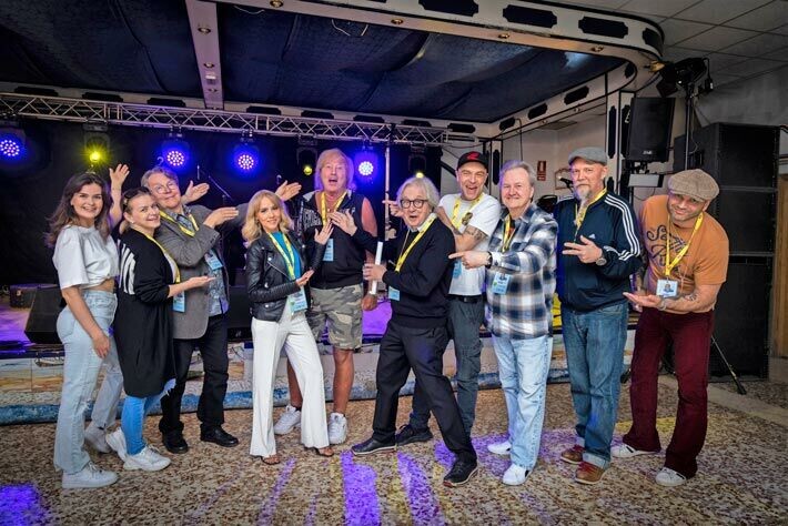 Juhlakonsertin kova rytmiryhmä! Juontaja Markku Veijalainen keskellä vierellään Dannyn manageri Joona Jalkanen. Juhlakonsertin kova rytmiryhmä! Juontaja Markku Veijalainen keskellä vierellään Dannyn manageri Joona Jalkanen.
