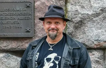 Rantaleijona! Ruskettunut Vesku Jokinen muikistelee ilman paitaa