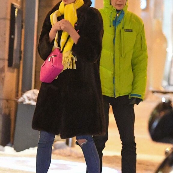 Murkinan jälkeen kohupari ryhtyi pitämään palaveria ravintolan edessä. Vaikutti siltä, että Roosa halusi lähteä eri suuntaan, mutta Petrus yritti puhuttaa kaunotarta mukaansa. petrus pennanen ja roosa sandelin