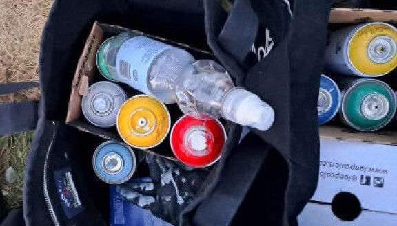 Osa Arhinmäen spraypulloista oli kassissa, mutta ystävän autosta löytyi lisää pulloja.