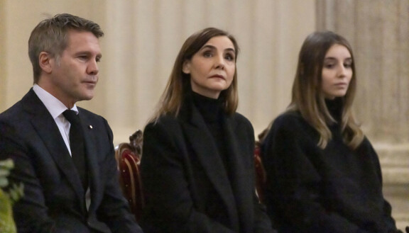 Prinssi Filiberto toivoo Italiasta monarkiaaa ja Vittoria-tyttärestään (oikealla) sen hallitsijan. Kuvassa keskellä Filiberton vaimo, ranskalaisnäyttelijä Clotilde Courau.