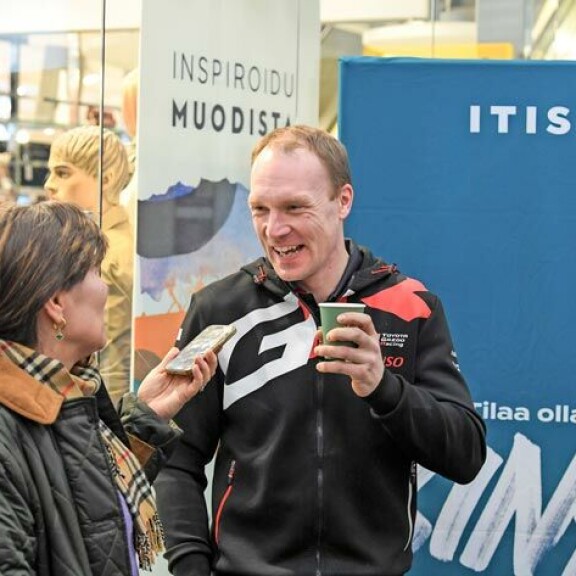 Jari-Matti Latvalan moottoriöljyn pintyttämistä käsistä näkee, että tallipäällikkö ei kaihda pistää käsiään moottorin syövereihin. Jari-Matti Latvalan moottoriöljyn pintyttämistä käsistä näkee, että tallipäällikkö ei kaihda pistää käsiään moottorin syövereihin.