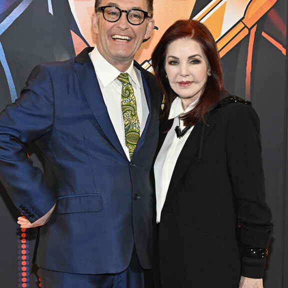 Priscilla ikuistettiin kuviin myös sarjassa näyttelevän Tom Kennyn kanssa. Priscilla Presley