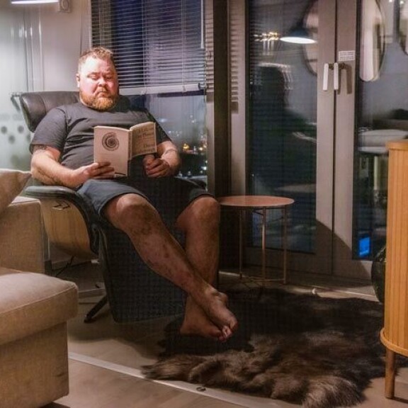 Kotonaan Akseli haluaa ennen kaikkea rauhoittua. Kiivas ja julkinen työ vaatii sitä. Kotonaan Akseli haluaa ennen kaikkea rauhoittua. Kiivas ja julkinen työ vaatii sitä.