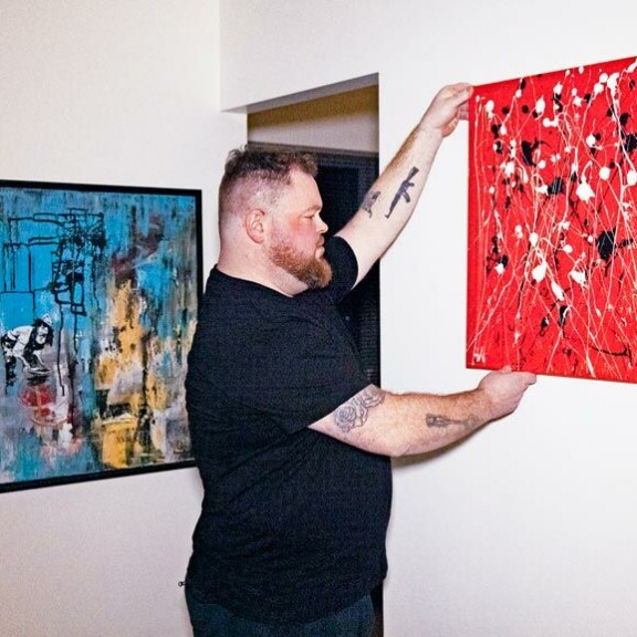 Mainoskatkon aikana maalattu taulu mukailee Akselin mukaan Jackson Pollockin tyylisuuntaa. Mainoskatkon aikana maalattu taulu mukailee Akselin mukaan Jackson Pollockin tyylisuuntaa.