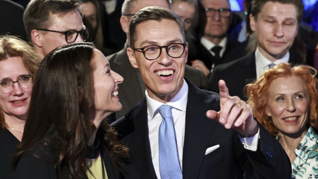 Oho! Alexander Stubb jammaili yllätysesiintyjän tahdissa: ”Perjantainen humala…”