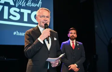 Kuvat: Pekka Haavisto herkistyi ja halasi Antoniota – lähetti yllättävät terveiset Alexander Stubbin leiriin