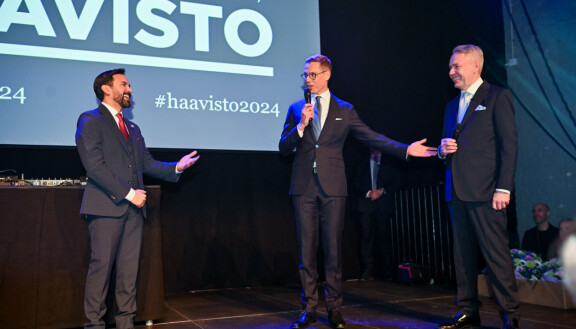 Uusi tasavallan presidentti Alex Stubb piipahti herrasmiesmäisesti Pekka Haaviston vaalivalvojaisissa.