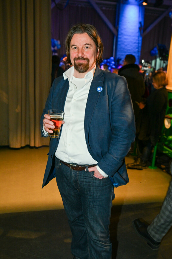 Kippis! Julkkispappi Kari Kanala nautiskeli alkoholittomasta oluestaan.