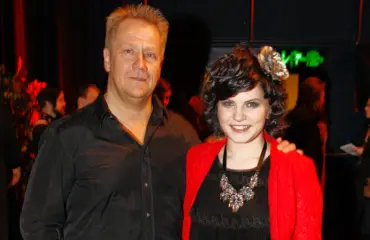 Koskettava julkaisu: Suvi Teräsniska vei lapsensa ensimmäistä kertaa Olli Lindholmin haudalle – "Täällä on äitin ystävä"