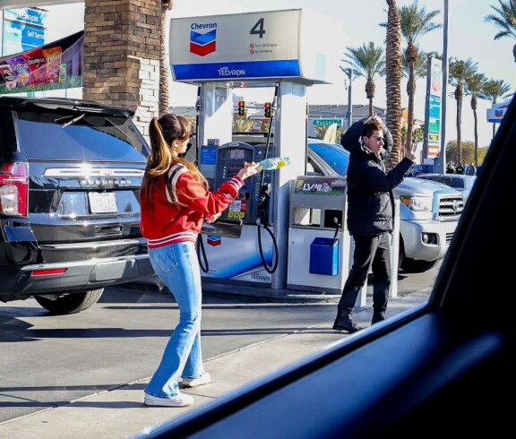 Nina hassutteli miehensä kanssa huoltoasemalla.