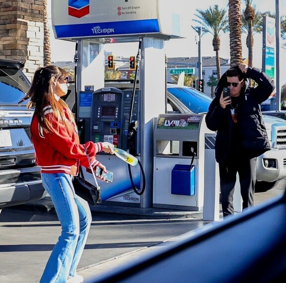 Shaun kuvasi rakastaan, joka heilutteli kädessään olevaa juomapulloa antaumuksella.