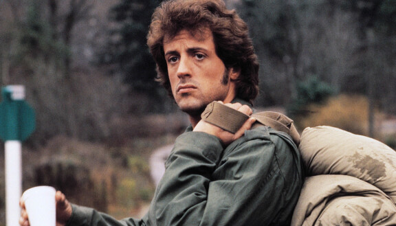 Ensimmäisessä Rambo-elokuvassa Rambo – taistelija (1982) Vietnamin sodan veteraani John Rambo (Sylvester Stallone) haluaisi asettua pikkukaupunkiin, mutta paikallinen sheriffi on toista mieltä.