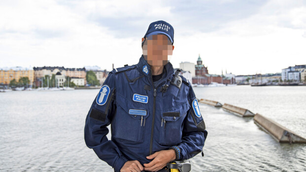 Seksuaalirikoksista epäilty kohupoliisi viestitteli salaprofiililla: ”Tenavien toivekarkit”
