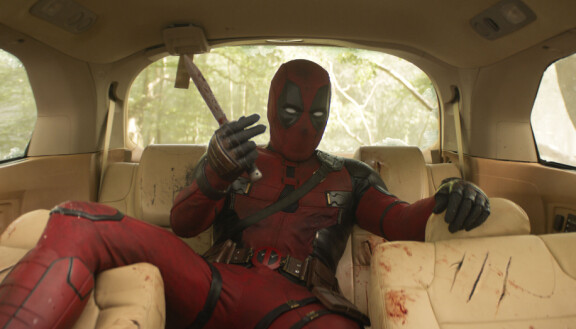 Deadpool (Ryan Reynolds) tunnetaan erityisesti neljännen seinän rikkomisesta, eli vitseistä, jotka kerrotaan suoraan katsojille.