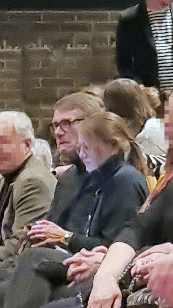 Pariskunta nautiskeli teatterista.