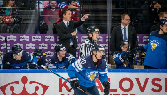 Late on luotsannut myös Leijonia. Kuva jääkiekon MM-kisoista Pariisista 2017.