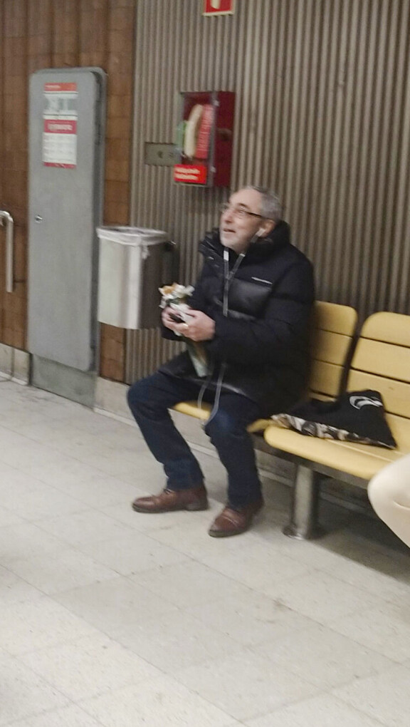 Hyväntuulinen Ben istuskeli metrolaiturilla patongistaan nautiskellen.
