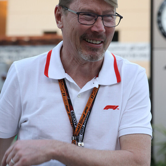 Martinlaakson suurmies oli sonnustautunut varikolla F1-organisaation viralliseen paitaan. Mika Häkkinen