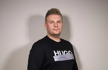 Skandaalipaljastus: TIS-Iiron kihlattu myy ryhmäseksivideoita