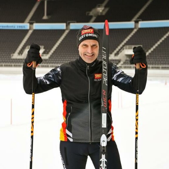 Lahtelainen Teemu Virtanen, 55, yrittää lykkiä tasatyönnöllä 480 kilometriä 24 tunnin aikana. Lahtelainen Teemu Virtanen yrittää lykkiä tasatyönnöllä 480 kilometriä 24 tunnin aikana.