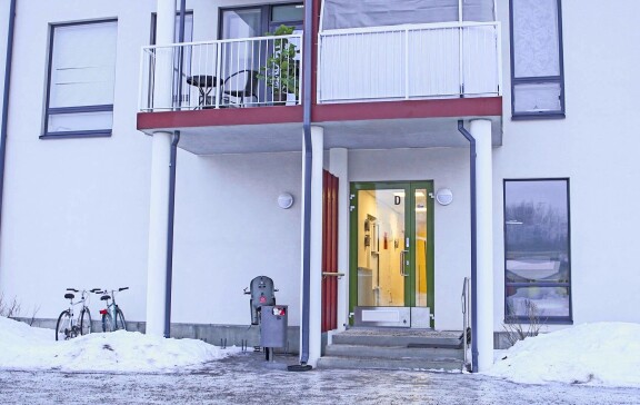 Kerrostalon ulkopuolelta ei osaisi heti päätellä, että yksi huoneistoista toimii maailmantähden kotimuseona.