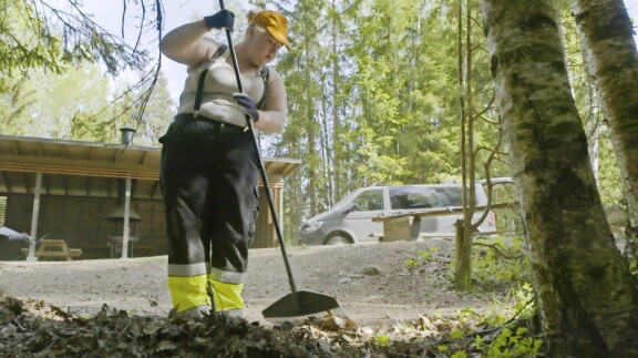 Ylen Linna-sarjassa Eve esiintyy yhtenä päätähdistä. Hänen taustoistaan kertovassa tiedotteessa mainitaan vain väkivaltarikokset.