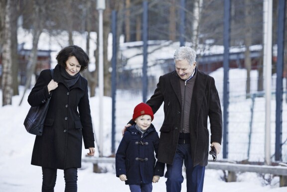 Presidentti Niinistö äänesti viimeistä kertaa virassaan seuranaan kuopuksensa ja Jenni-vaimo.