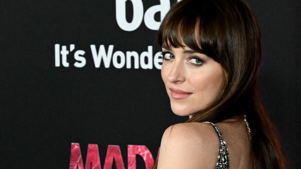 Chris Martin ja Dakota Johnson pakenivat leffakohua rantalomalle – hempeät kuvat
