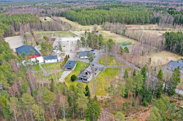 Seiskan tietojen mukaan Länsi-Uudenmaan poliisilla oli viime viikolla selvittävänä Stefanin tiluksilla sekava tapahtumaketju, jossa olisi voinut käydä verisesti. Seiskan tietojen mukaan Länsi-Uudenmaan poliisilla oli viime viikolla selvittävänä Stefanin tiluksilla sekava tapahtumaketju, jossa olisi voinut käydä verisesti.