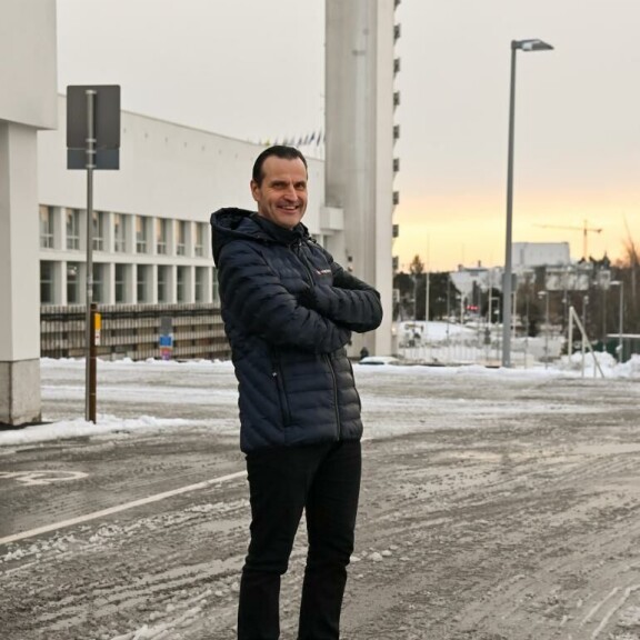 Teemu toivoo ME-yrityksen onnistuvan tiistaina 14. maaliskuuta Helsingin Olympiastadionilla. Teemu toivoo ME-yrityksen onnistuvan tiistaina 14. maaliskuuta Helsingin Olympiastadionilla.