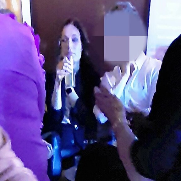 Sannan kostea illanvietto sai silminnäkijät pohtimaan, että pääministeri käyttäytyy lapsellisesti ottaen huomioon sen, että hän on nelikymppinen nainen. Sannan kostea illanvietto sai silminnäkijät pohtimaan, että pääministeri käyttäytyy lapsellisesti ottaen huomioon sen, että hän on nelikymppinen nainen.
