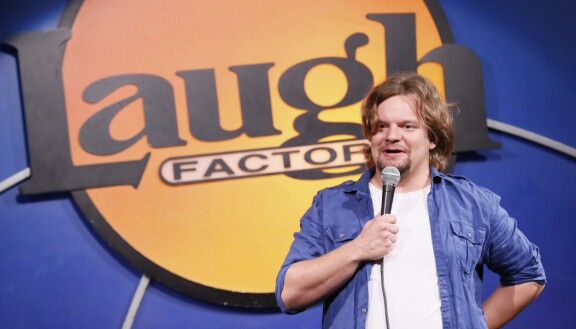 Ismo on maamme kansainvälisesti menestynein koomikko. Hänen Conan-ohjelmasta tuttua sketsiklippiä on katsottu yli 80 miljoonaa kertaa.