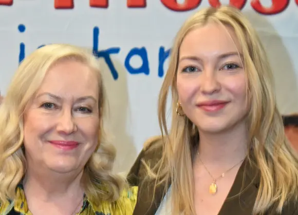 Tiina Nopola kirjoittaa nyt tyttärensä kanssa – kertoo hauskan tarinan edesmenneestä Sinikka Nopolasta