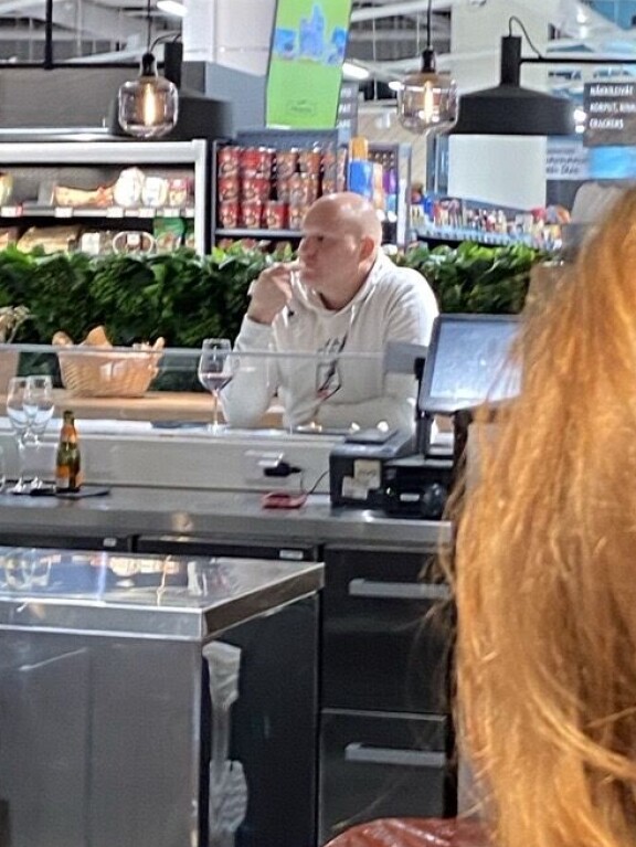 Kalle mutusteli hiljaisessa supermarketissa juustoja.