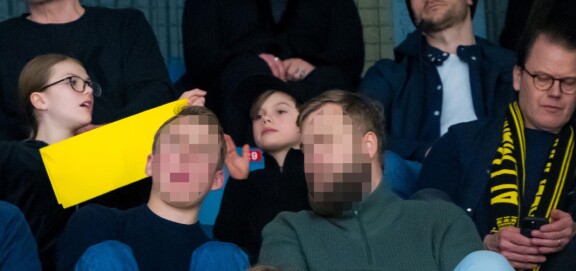 Estelle, Oscar ja Daniel sonnustautuivat peliin AIK:n väreihin.