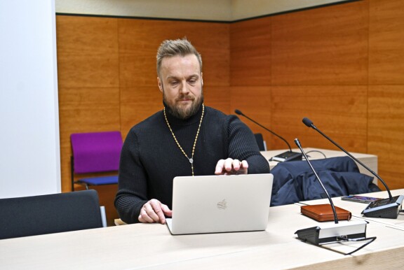 Sami vannoo jättäneensä rötöstelyt taakseen. Uutta elämänvaihetta siivittää usko Jeesukseen. Sami vastasi rikossyytteeisiin rukoushelmet kaulassaan.