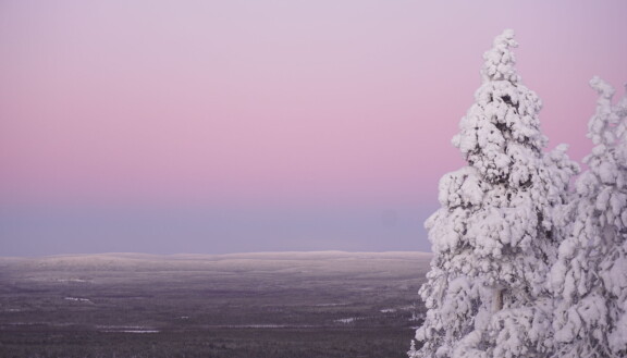 Kemijärvellä ihaillaan Lapin maisemia. Maailman kauneimmat junareitit