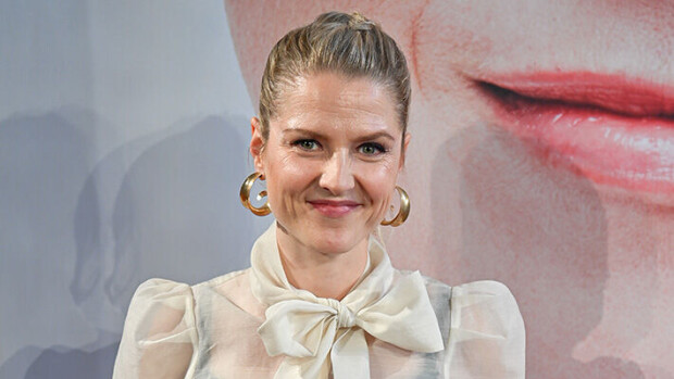 Helmi-Leena Nummela tyrmää kultamekossa - tanssi villisti pöydällä! Helmi-Leena Nummela