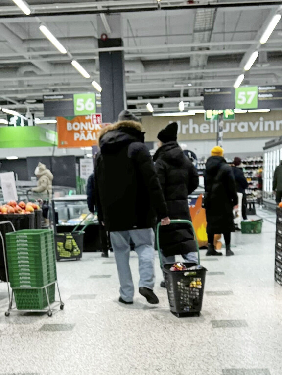 Anssi ja Pernilla hamstrasivat ruokaa yhteiseen ostoskoriin viime viikonloppuna Espoossa.