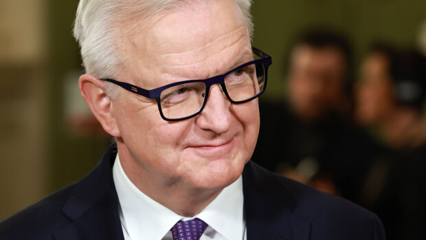 Oho! Olli Rehn ryysti halpiskaljaa helsinkiläisessä juottolassa – kuva