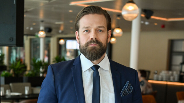 Vaimostaan eroava Erikoisjoukot-könsikäs viihtyy mysteerinaisen kanssa
