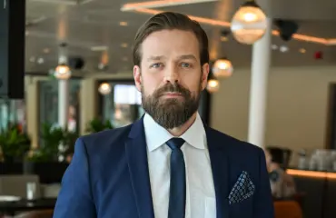 Vaimostaan eroava Erikoisjoukot-könsikäs viihtyy mysteerinaisen kanssa
