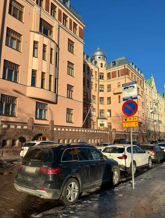 Mikan auto tönötti sakkopaikalla.