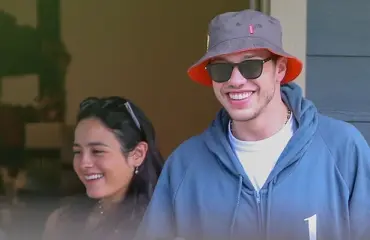 Kielimoukkua Havaijilla! Tässä on Pete Davidsonin uusi rakas − paparazzikuvat